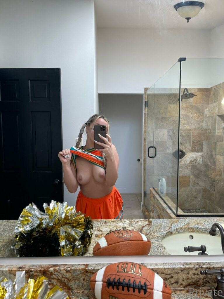 Twitch – Azra / azra_lifts – Nude