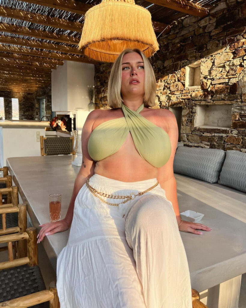 OnlyFans – barbiegotthicc – Nude