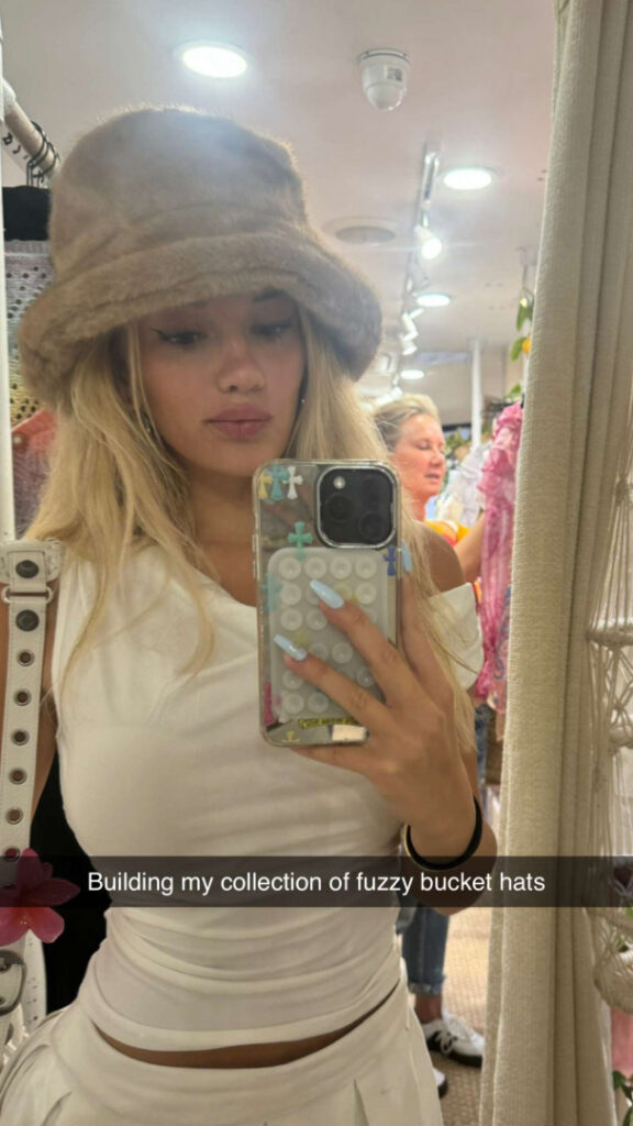 TikTok – Breckie Hill / @breckiehill – Nude