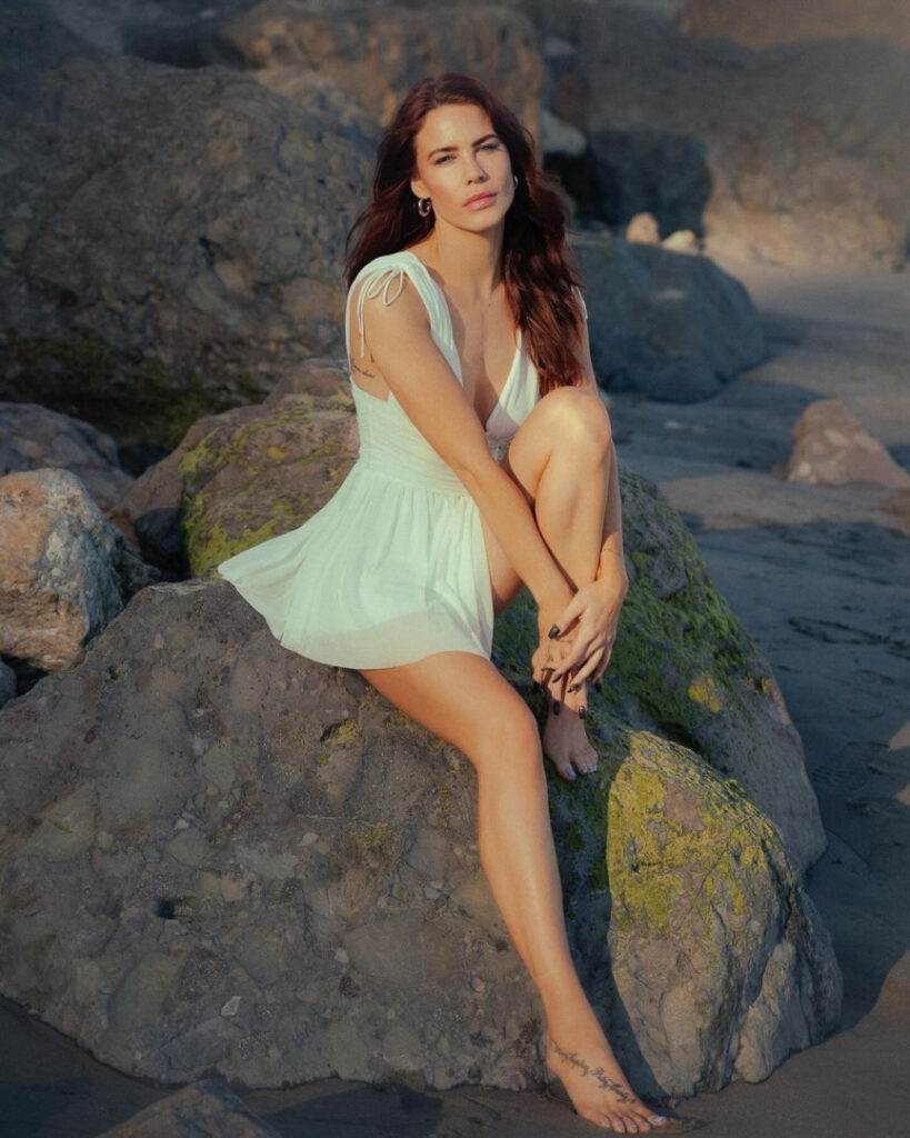 Celeb – Courtney Hope – Nude