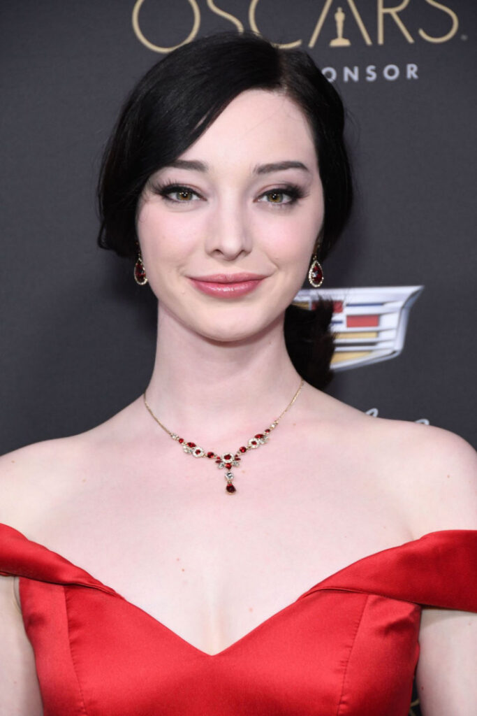 Celeb – Emma Dumont – Nude