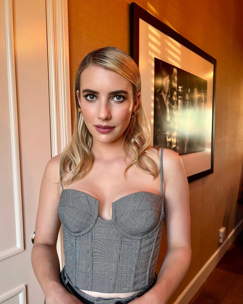 Celeb – Emma Roberts – Nude