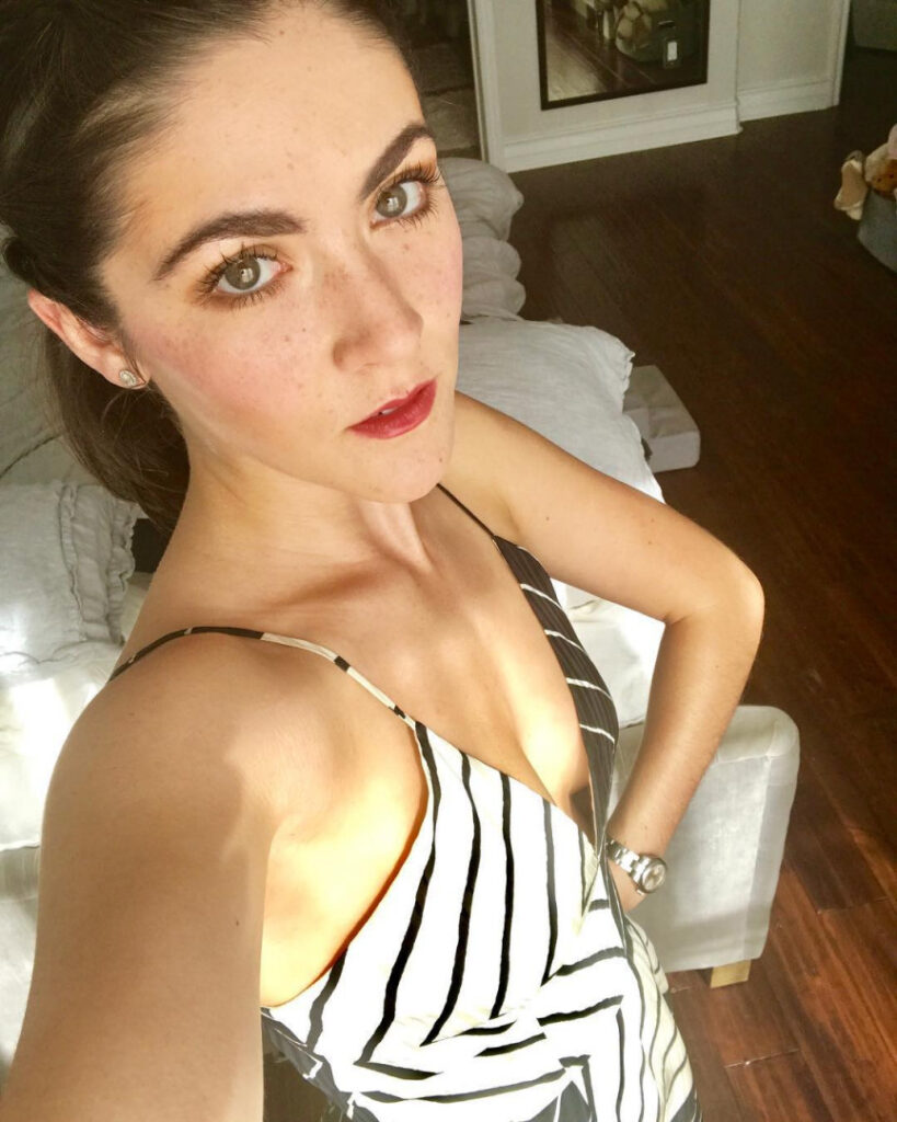 Celeb – Isabelle Fuhrman – Nude