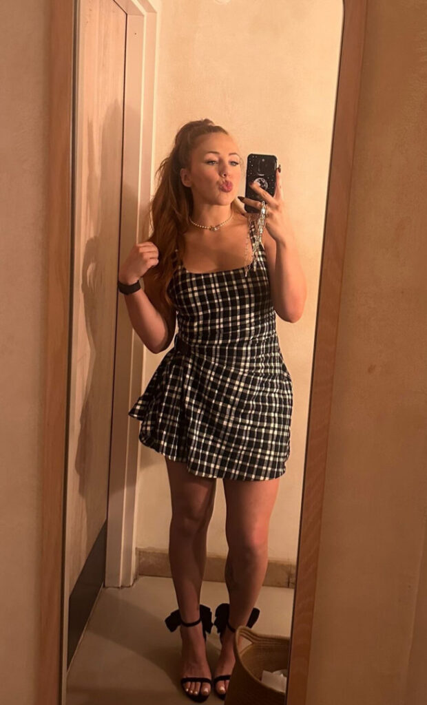 Celeb – Isla Dawn – Nude