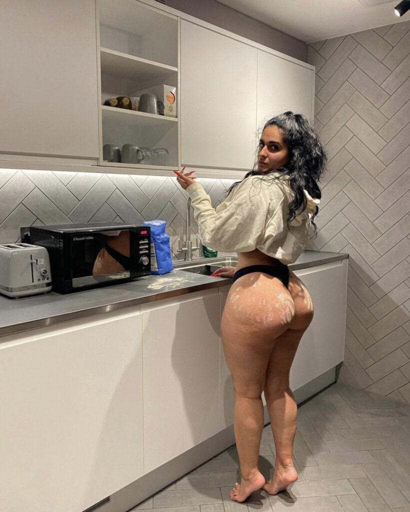 OnlyFans – T H I C C – Mel Farahmand / strippercoochie – Nude