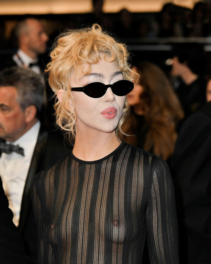 Celeb – Instagram – Nadia Lee Cohen – Nude