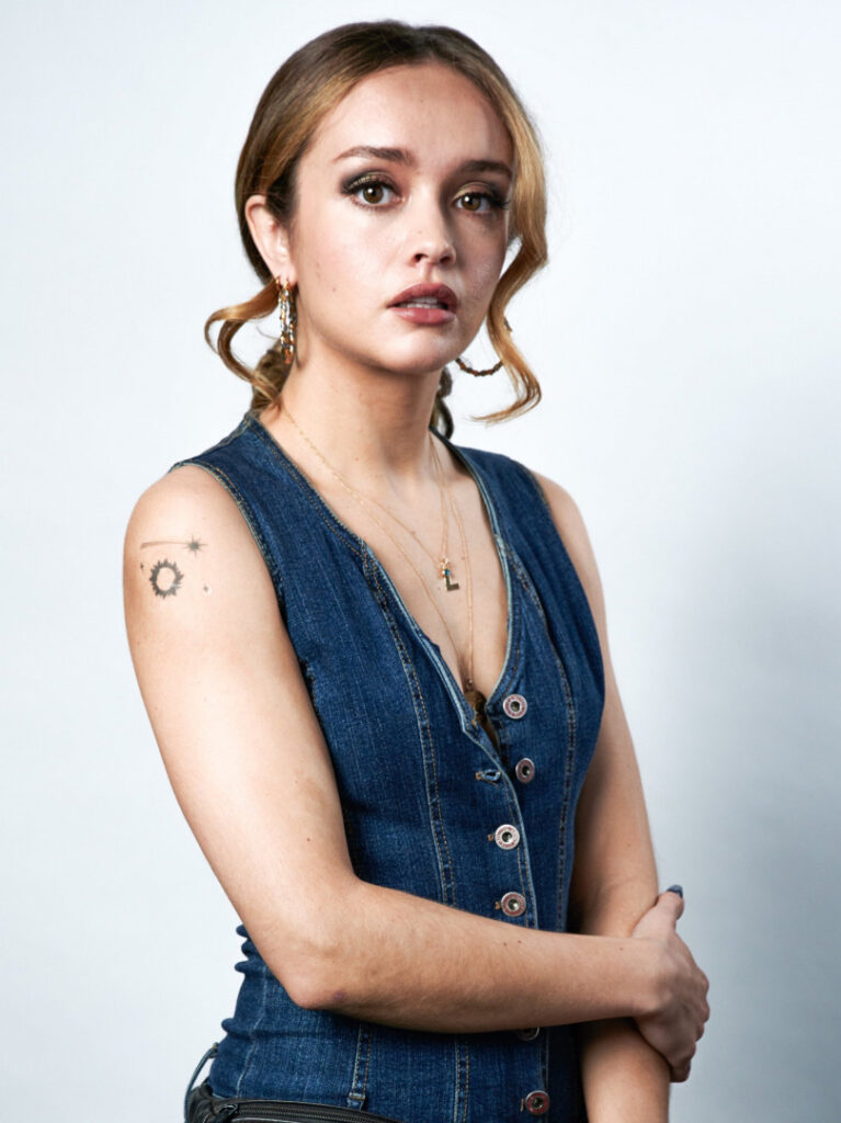 Celeb – Petite – Olivia Cooke – Nude