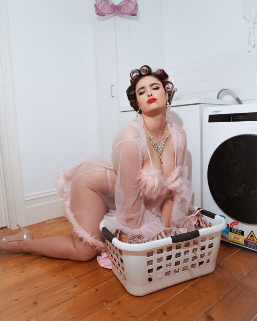 Instagram – T H I C C – Stefania Ferrario – Nude