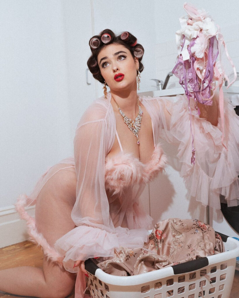 Instagram – T H I C C – Stefania Ferrario – Nude