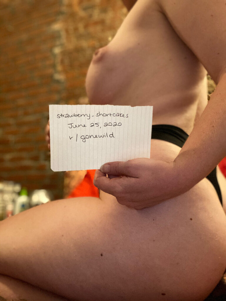 Reddit – strawbs_shortcakes | lil_exhibitionist69 – Nude