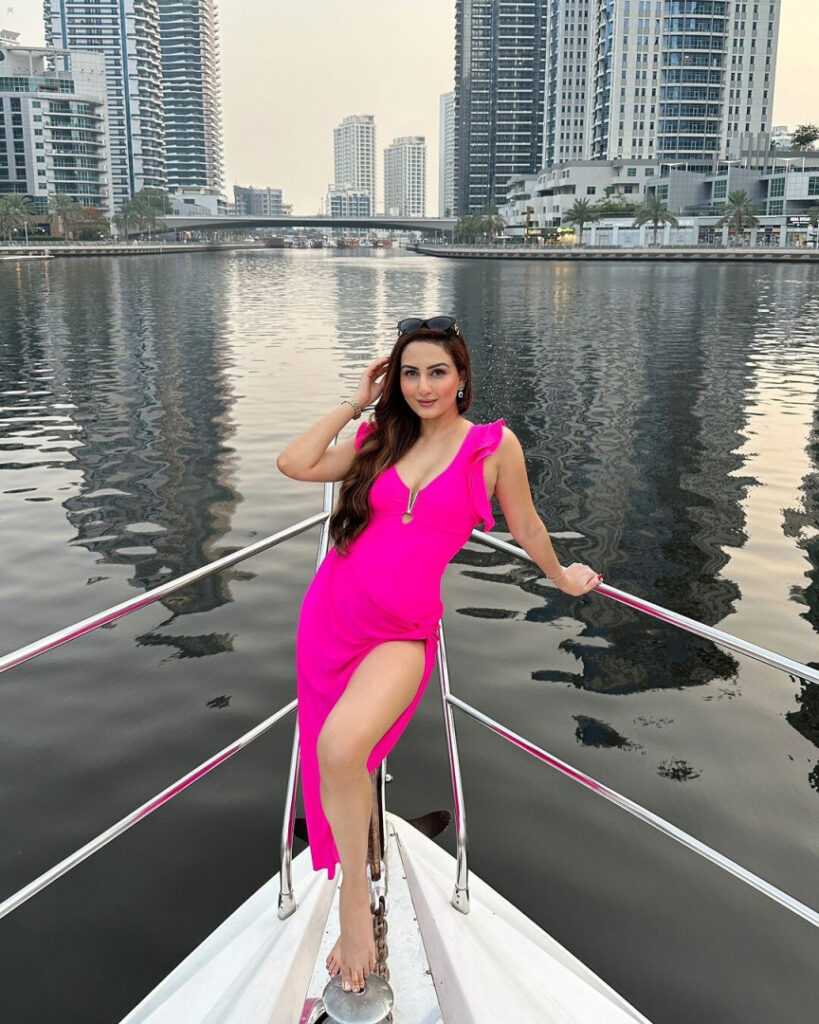 Instagram – Zaara Yesmin – Nude