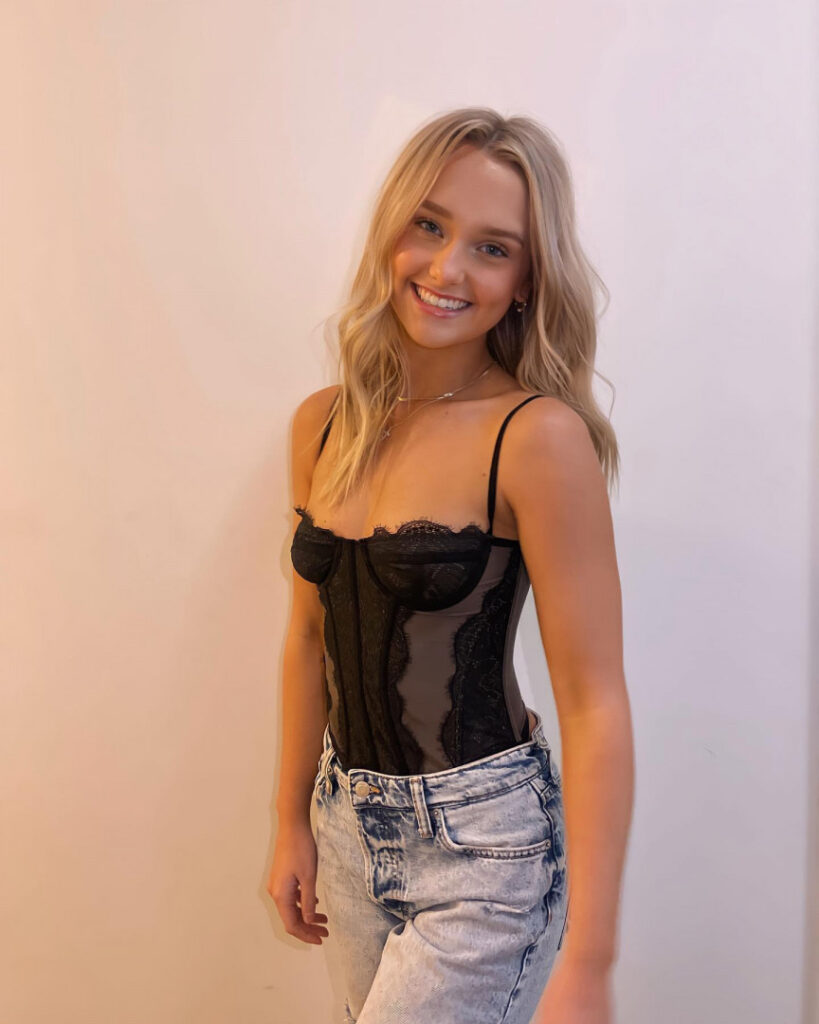 Instagram – Alysse Wallaker alyssewallaker – Nude