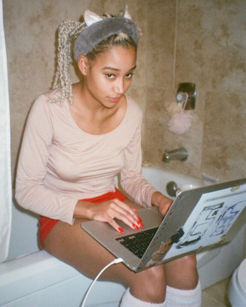 Celeb – Ebony – Amandla Stenberg – Nude