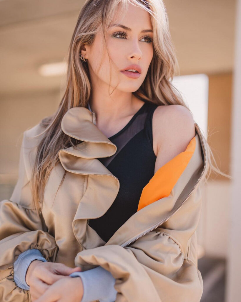 Celeb – Petite – Angela halili – Nude