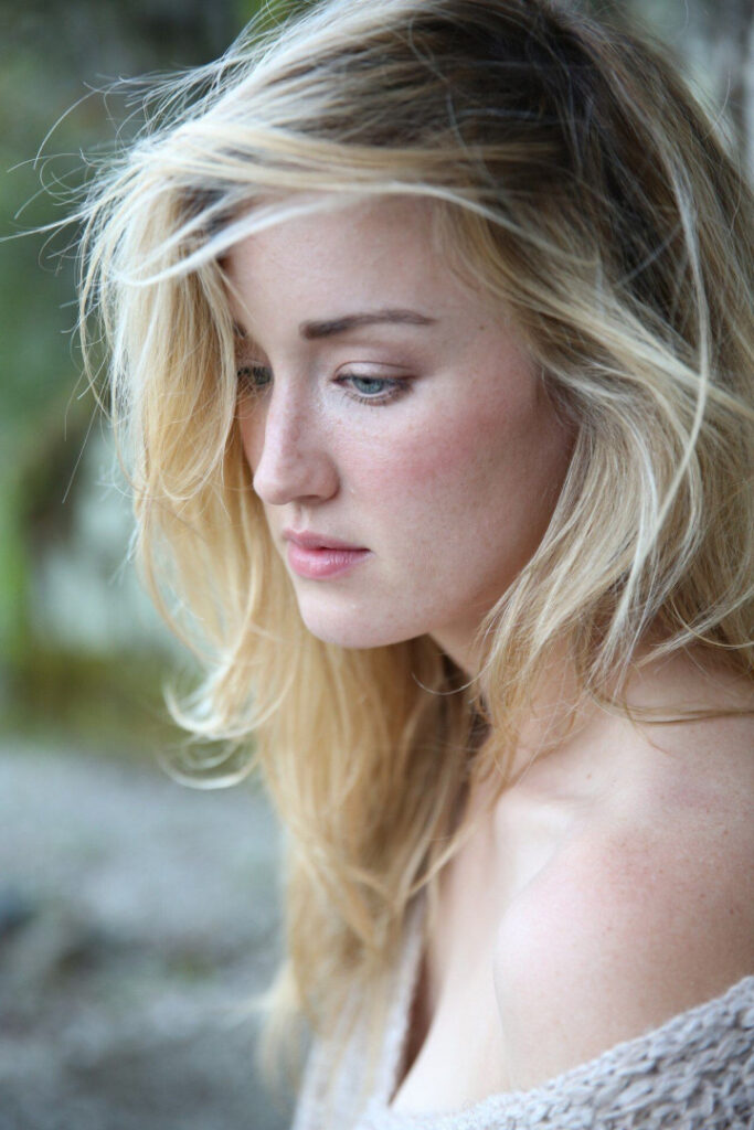 Celeb – Ashley Johnson – Nude