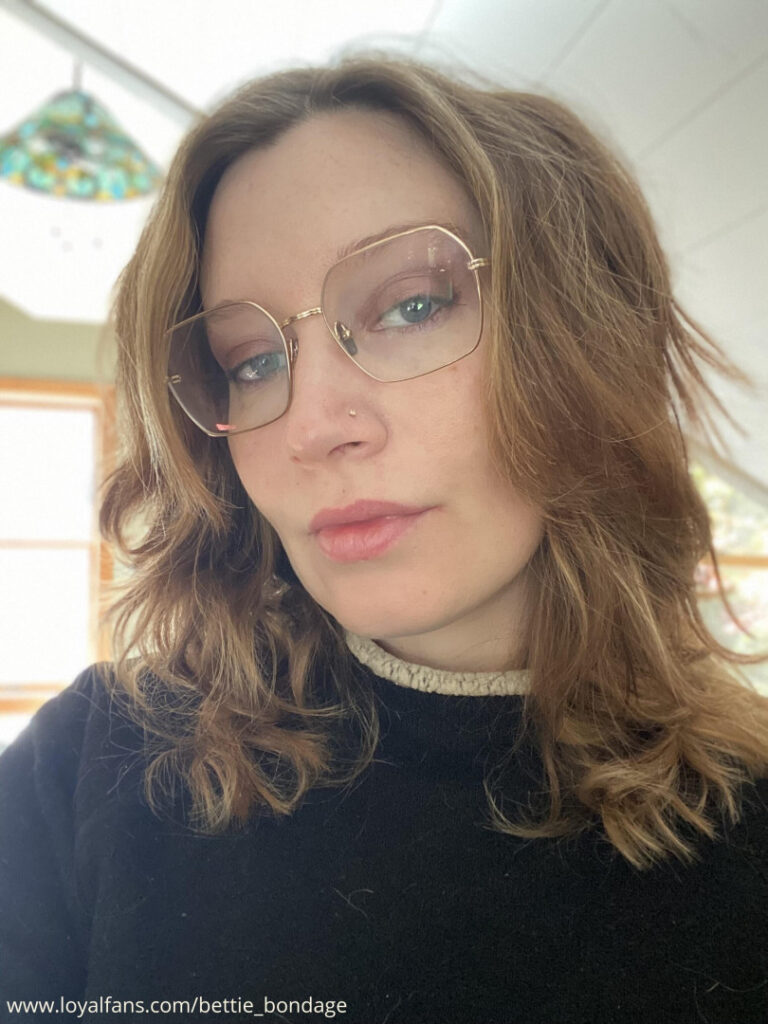 ManyVids – MILF – Bettie Bondage – Nude