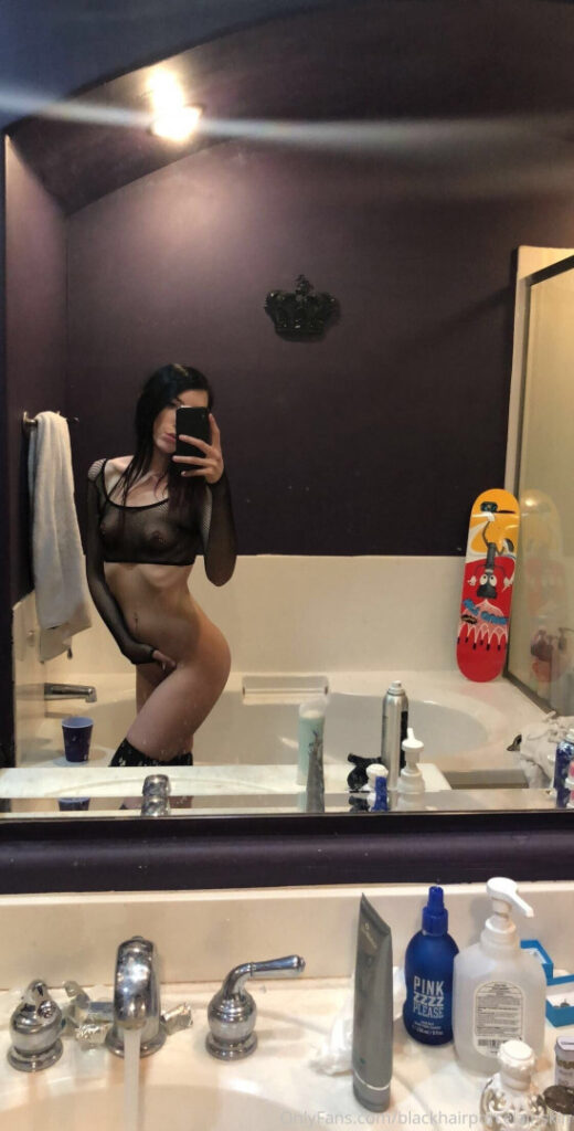 OnlyFans – blackhairporcelainskin – Nude