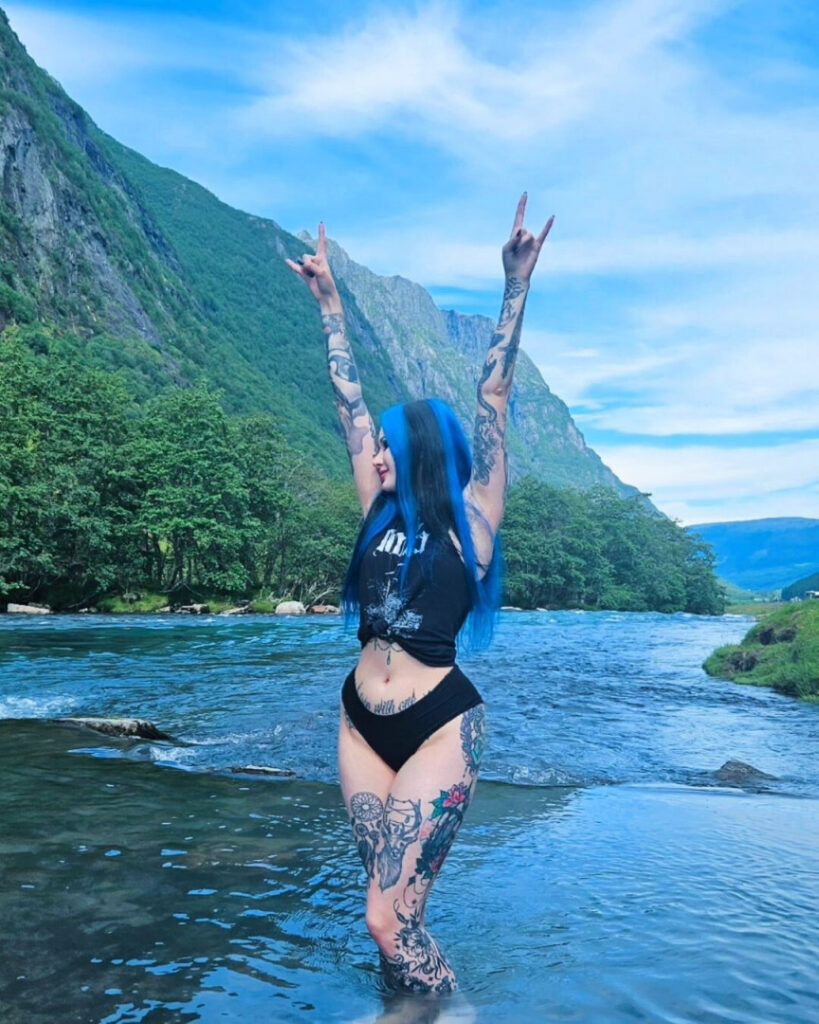 Instagram – BlueAstrid – Nude