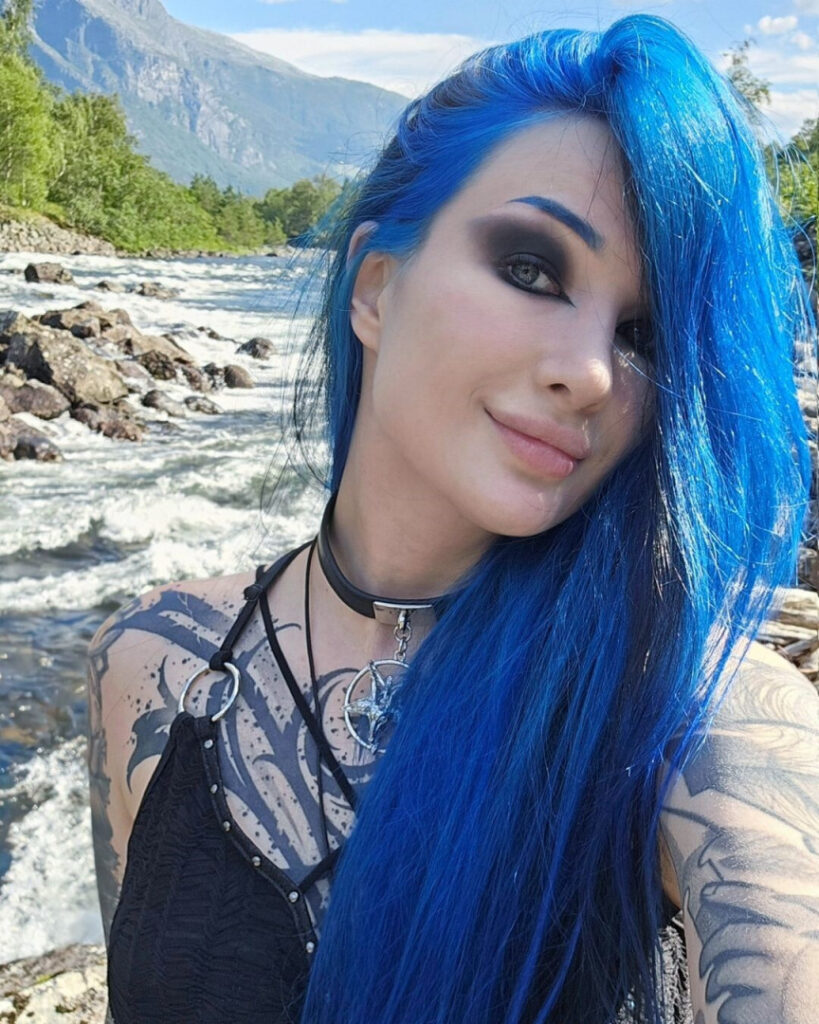 Instagram – BlueAstrid – Nude