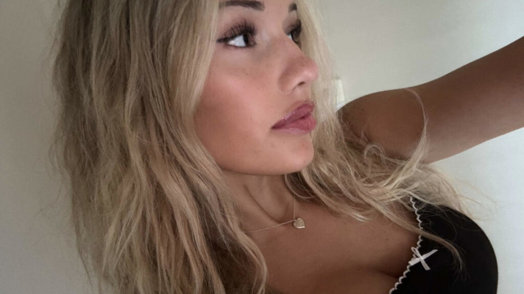 TikTok – Breckie Hill / @breckiehill – Nude