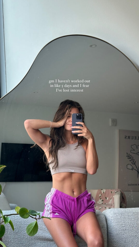 Instagram – Carla Bezanson – Nude