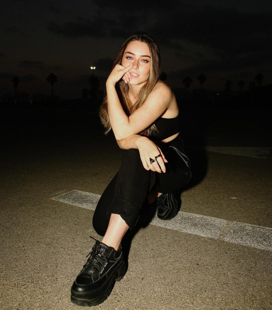 Instagram – Effy Palarya – Nude