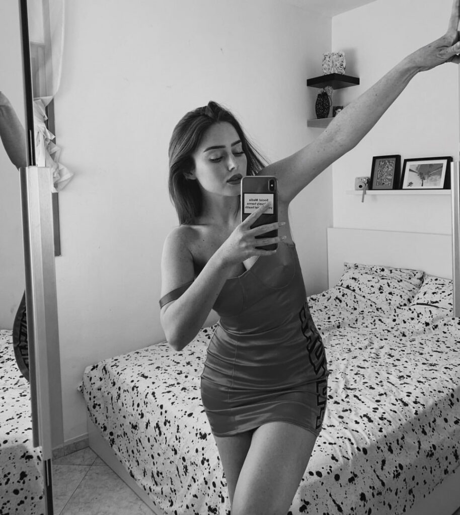 Instagram – Effy Palarya – Nude