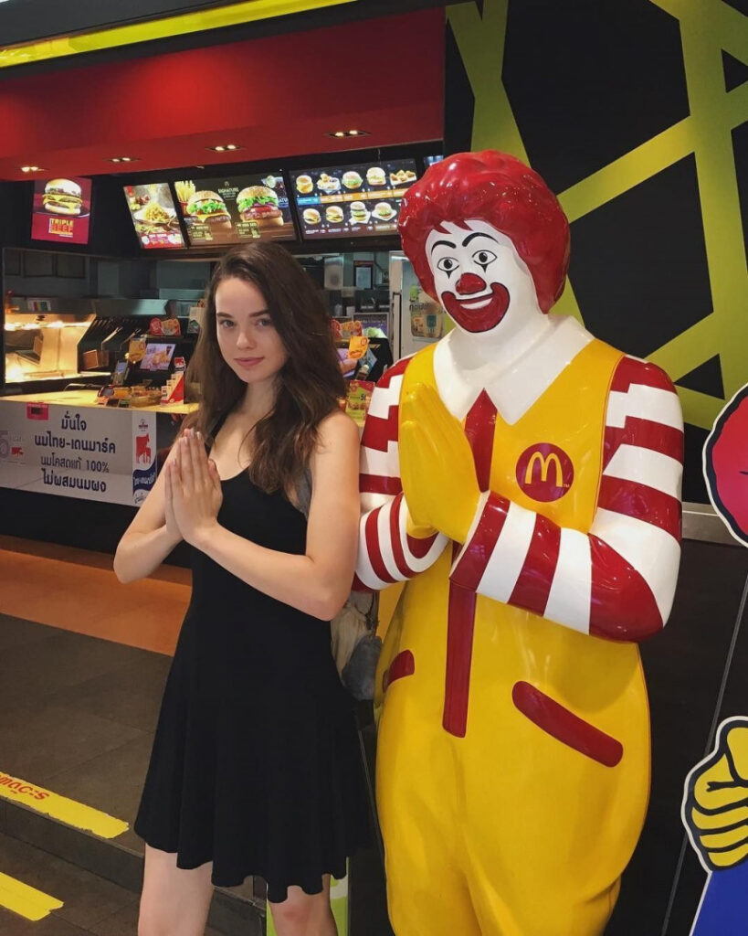 Instagram – Elaine Carlin – Nude