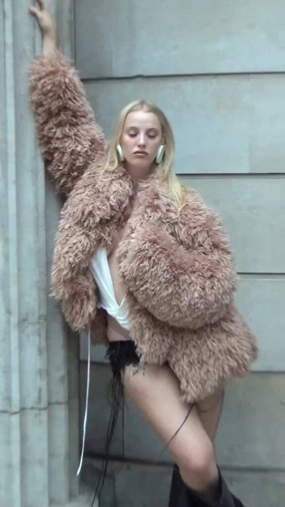 Instagram – Eliza Goldsmith – Nude