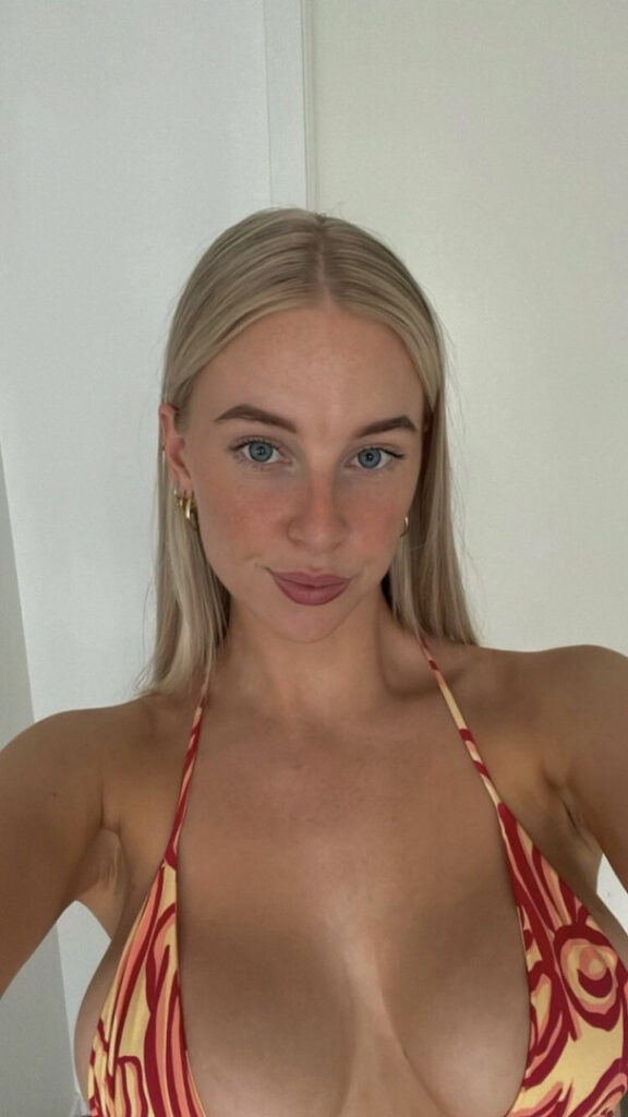 Instagram – Eliza Lowrie – Nude