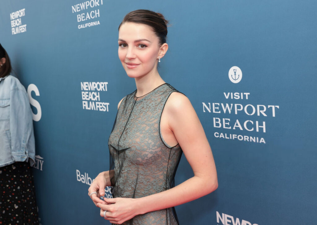 Celeb – Ella Hunt – Nude