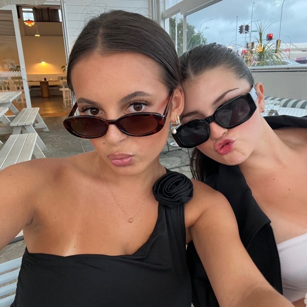 Instagram – Ella Midgley – Nude