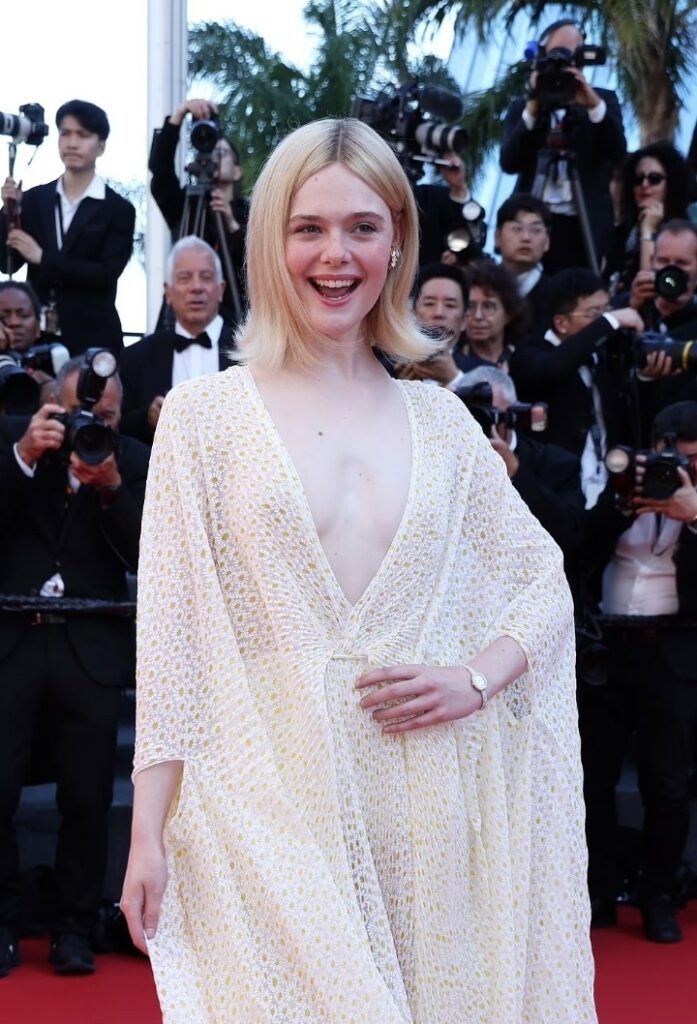 Celeb – Elle Fanning – Nude