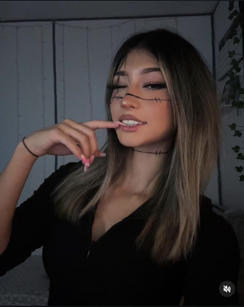 TikTok – Instagram – Petite – elsiearaujoo / elsiesmellsiee – Nude