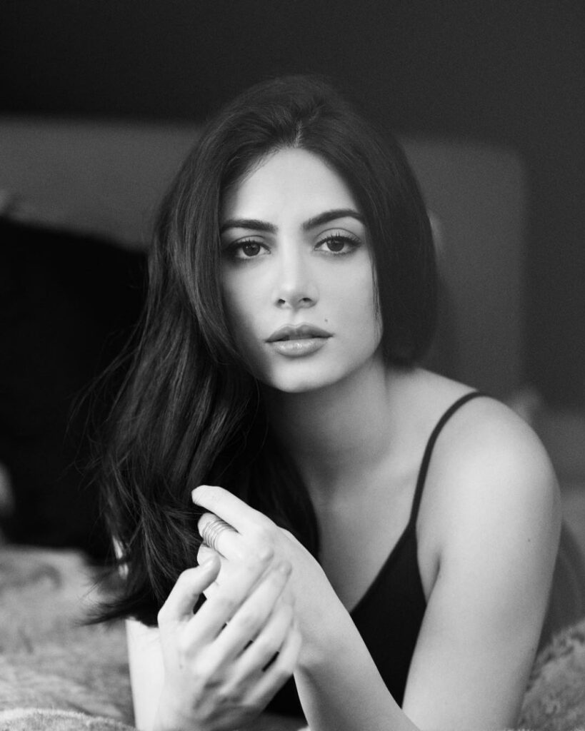 Instagram – Emeraude Toubia – Nude