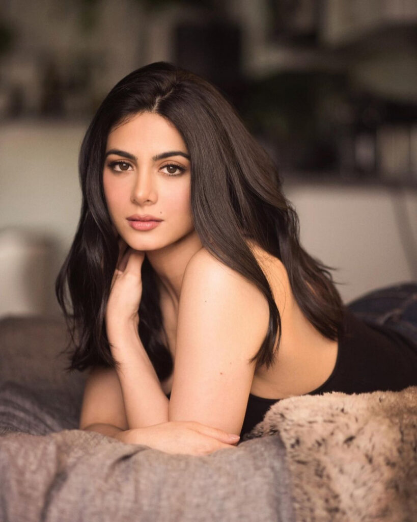 Instagram – Emeraude Toubia – Nude