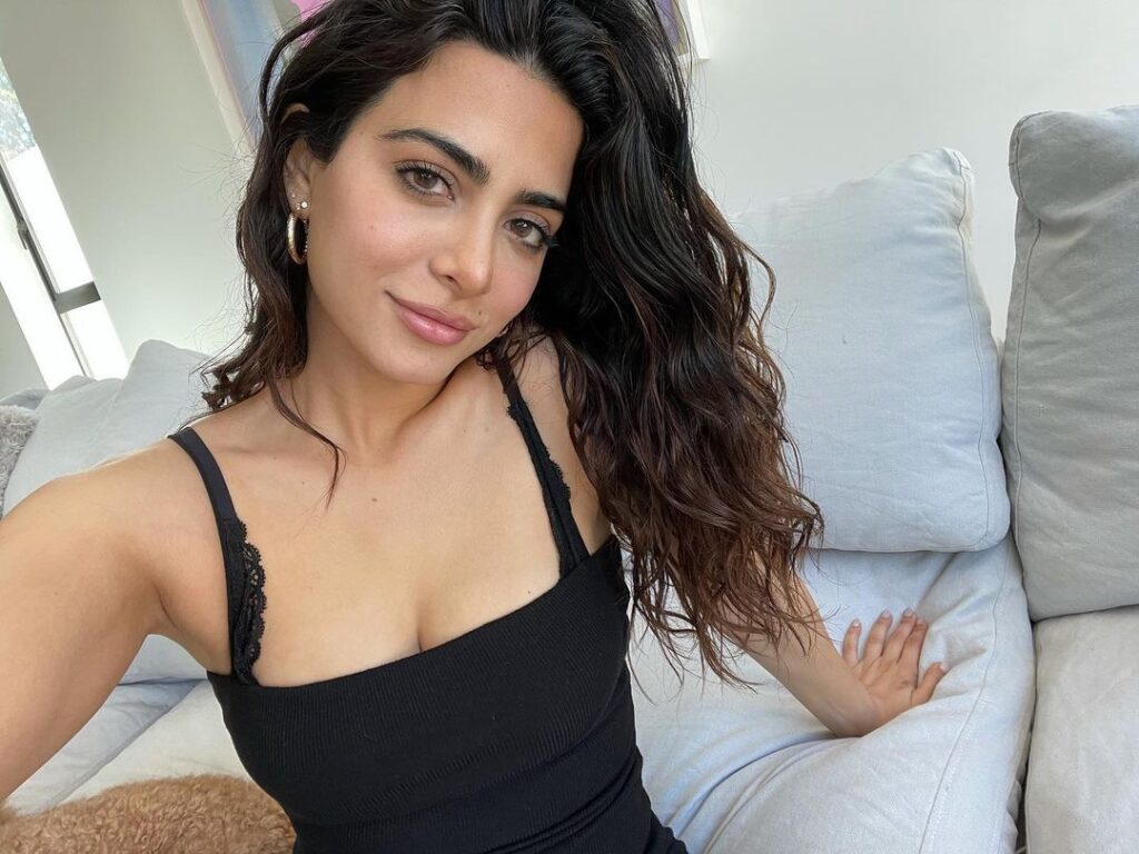 Instagram – Emeraude Toubia – Nude