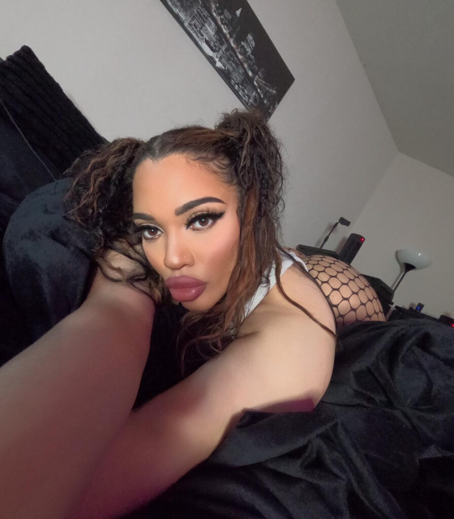 OnlyFans – T H I C C – Latina – Emiliana555 / emmyenr55 – Nude