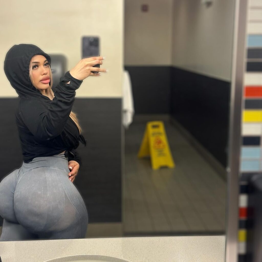 OnlyFans – T H I C C – Latina – Emiliana555 / emmyenr55 – Nude