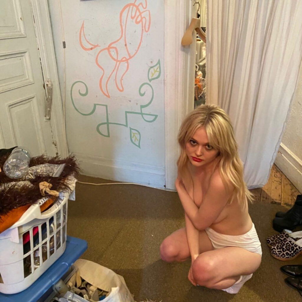 Celeb – Emily Alyn Lind – Nude