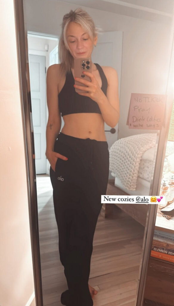 Celeb – Emily Kinney | Best Known: TWD – Nude