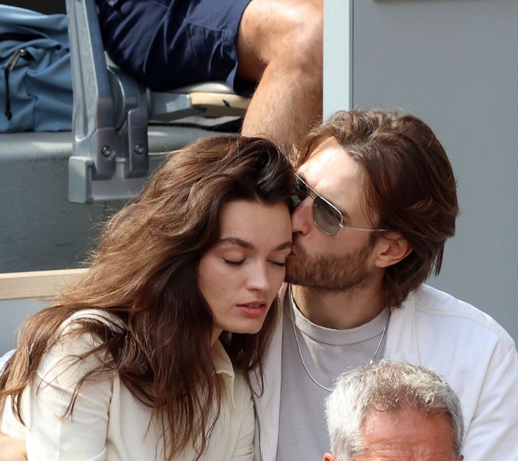 Celeb – Emma Mackey – Nude