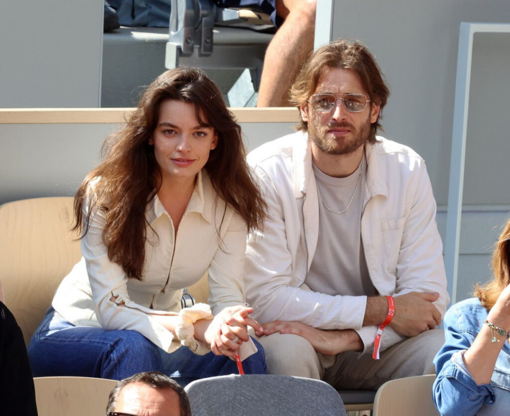 Celeb – Emma Mackey – Nude