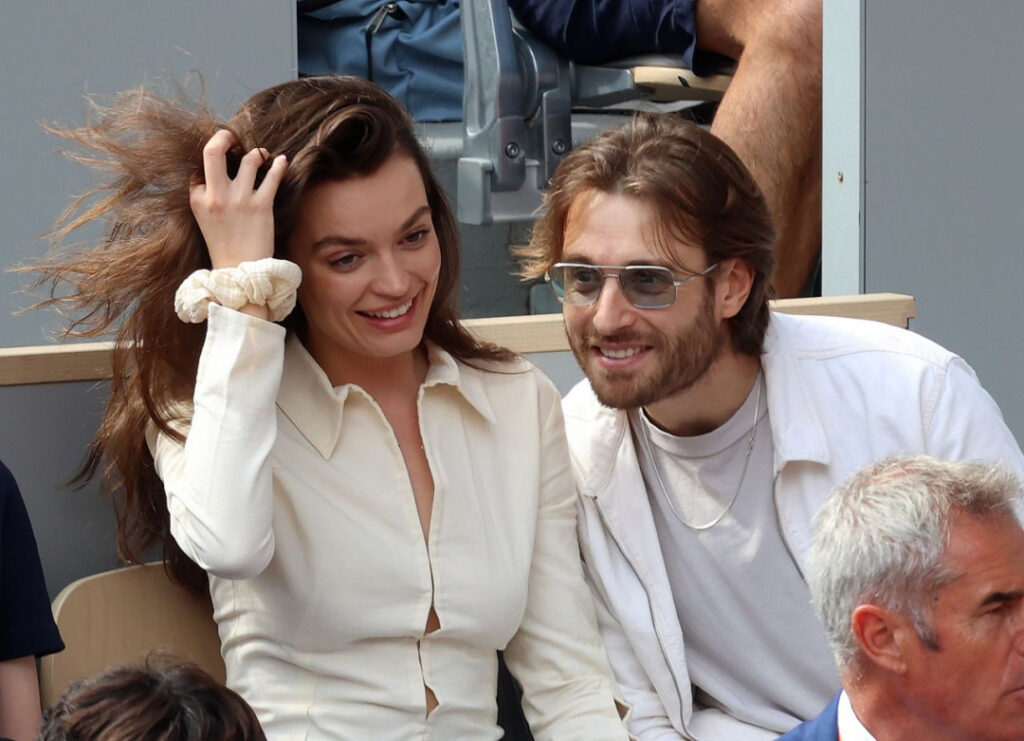 Celeb – Emma Mackey – Nude