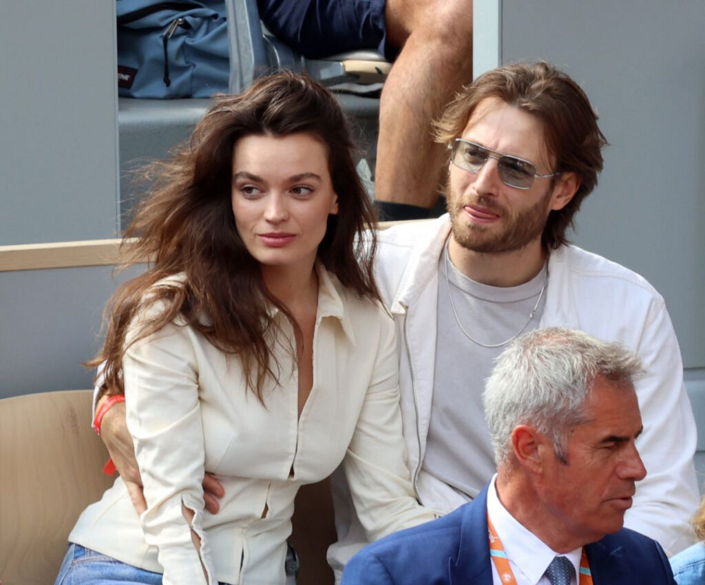 Celeb – Emma Mackey – Nude