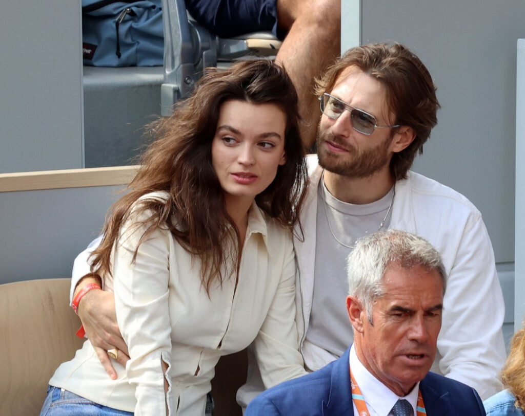 Celeb – Emma Mackey – Nude