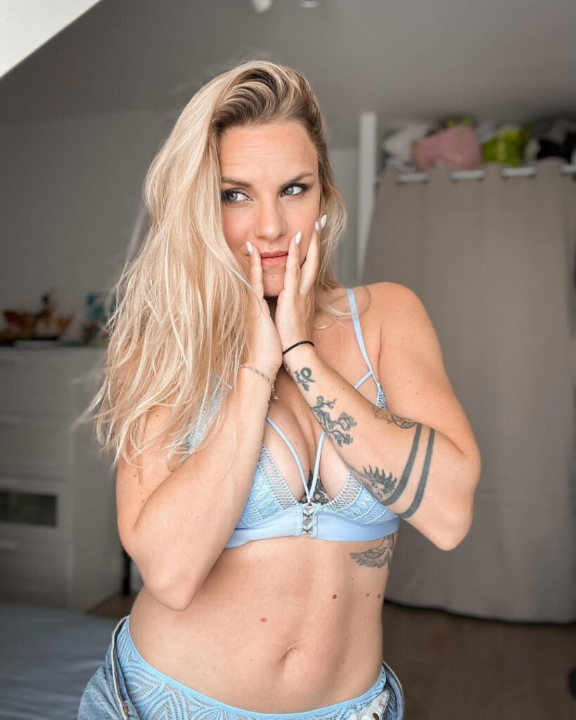 Youtube – Emy LTR – Nude