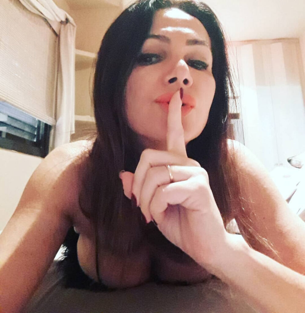 Brazil – OnlyFans – Fabi Laranjeira / Fabiene Rodrigues – Nude Leaks