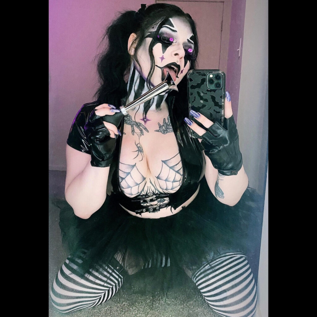 OnlyFans – ⠀X⠀ – T H I C C – Fav_Goth_Slut / FavGothSlut / Kelsey Ferry – Nude Leaks