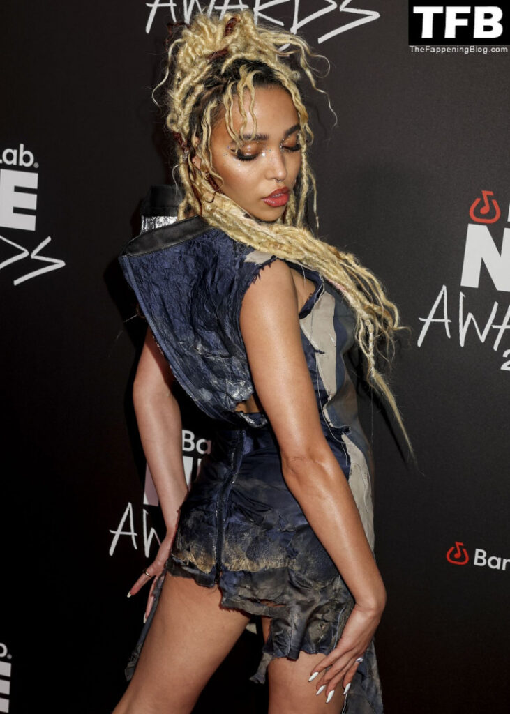 Celeb – Petite – Ebony – FKA Twigs – Nude